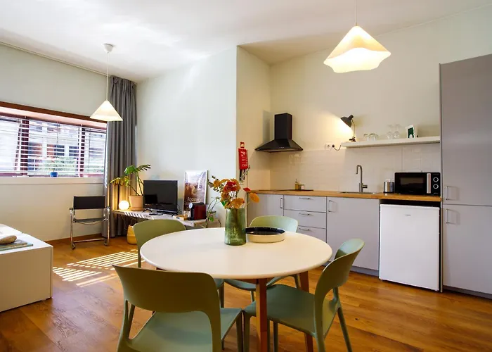 Casa Agustina, And Sunny With Optional Parking 波尔图